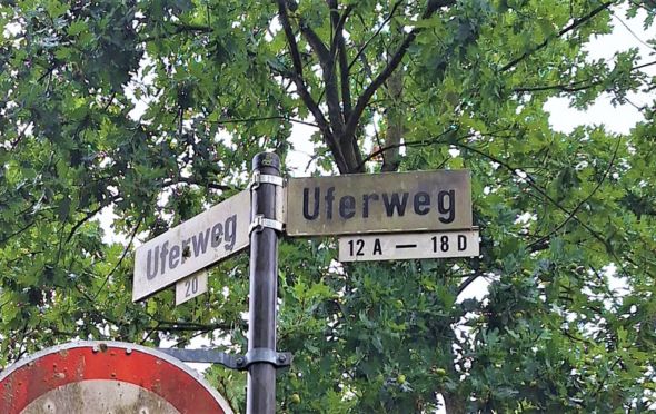 Straßenschild Uferweg