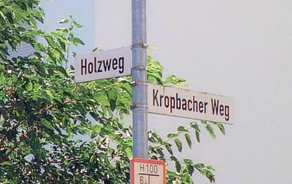 Straßenschilder Holzweg Ecke Kropbacher Weg
