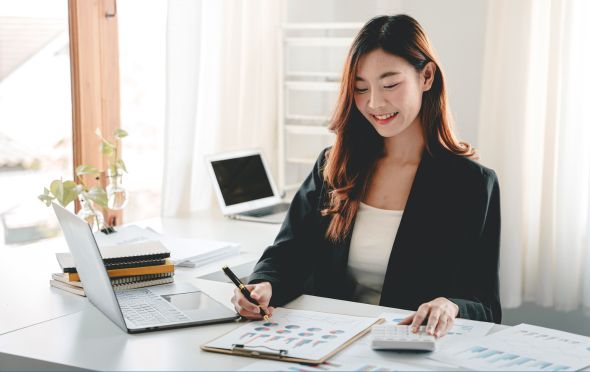 Kauffrau für Büromanagement am Schreibtisch